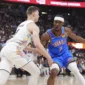 Guard Oklahoma City Thunder, Shai Gilgeous-Alexander (kanan) mencoba melewati guard Denver Nuggets, Christian Braun (kiri) saat pertandingan game 6 semifinal wilayah Barat Playoff NBA. Jumat pagi WIB, 16 Mei 2025.