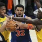 Center New York Knicks, Karl-Anthony Towns (32) mencoba melewati forward dan guard Indiana Pacers, Pascal Siakam (43) dan Bennedict Mathurin (kiri) pada Game 4 Final Wilayah Timur Playoff NBA. Rabu pagi WIB, 28 Mei 2025.