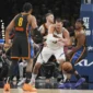 Center Denver Nuggets, Nikola Jokic kehilangan bola pada babak kedua gim kedua semifinal wilayah barat NBA 2025 melawan Oklahoma City Thunder.