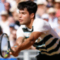 Carlos Alcaraz kalahkan Bautista Agut dan akan hadapi Jiri Lehecka di final Queen’s Club 2025, duel antar generasi di lapangan rumput.