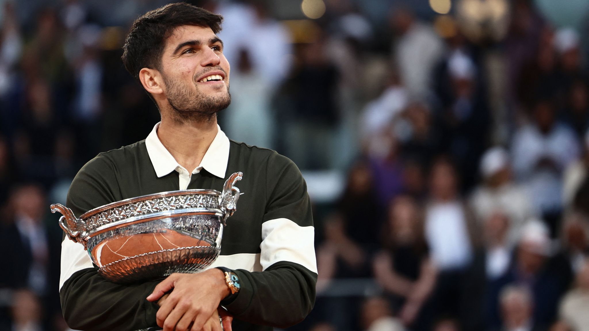 Carlos Alcaraz bangkit dari ketertinggalan dua set, kalahkan Jannik Sinner di Final French Open 2025 yang berlangsung selama 5 jam 29 menit.