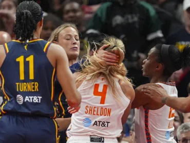 Guard Indiana Fever, Sophie Cunningham saat melakukan pelanggaran berat kepada Jacy Sheldon (4). Selasa, 17 juni 2025. (foto: AP/Michael Conroy)