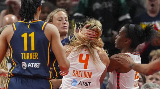 Guard Indiana Fever, Sophie Cunningham saat melakukan pelanggaran berat kepada Jacy Sheldon (4). Selasa, 17 juni 2025. (foto: AP/Michael Conroy)