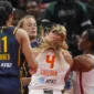 Marina Mabrey dijatuhi Flagrant Foul 2 oleh WNBA setelah dorong Caitlin Clark. Insiden ini picu kritik terhadap wasit.