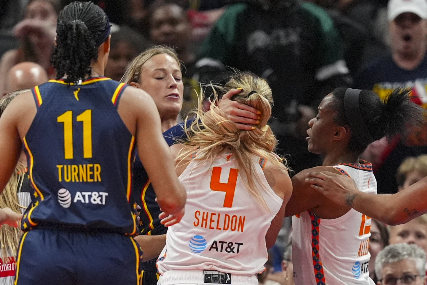 Marina Mabrey dijatuhi Flagrant Foul 2 oleh WNBA setelah dorong Caitlin Clark. Insiden ini picu kritik terhadap wasit.