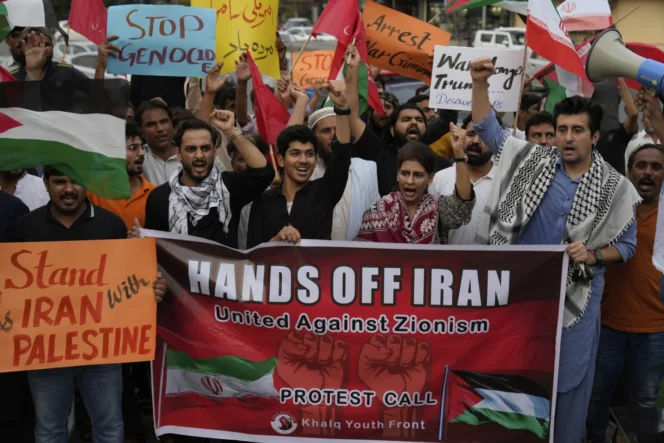 
					Masyarakat menggelar unjuk rasa mengecam serangan Israel terhadap Iran di Lahore, Pakistan, pada Minggu, 22 Juni 2025. (foto: AP/K.M. Chaudary)