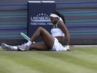 Coco Gauff saat bertanding melawan Xinyu Wang dari China dalam turnamen tenis WTA Berlin di Berlin, 19 Juni 2025. (foto: AP)