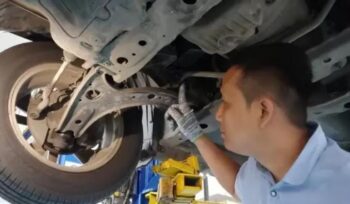 Kaki-kaki mobil yang rusak akan sangat memengaruhi kenyamanan dan keselamatan berkendara. Simak 6 tanda kerusakan kaki-kaki mobil disini.