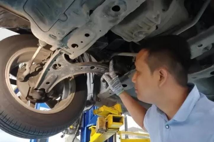 Kaki-kaki mobil yang rusak akan sangat memengaruhi kenyamanan dan keselamatan berkendara. Simak 6 tanda kerusakan kaki-kaki mobil disini.