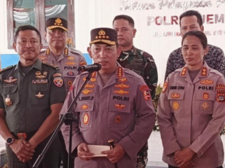 Kapolri Jenderal Listyo Sigit Prabowo memberi keterangan pers di Polres Jembrana. Selasa, 17 Juni 2025. (foto: Detik/Putu Adi Budiastrawan)