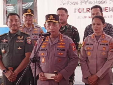 Kapolri Jenderal Listyo Sigit Prabowo memberi keterangan pers di Polres Jembrana. Selasa, 17 Juni 2025. (foto: Detik/Putu Adi Budiastrawan)