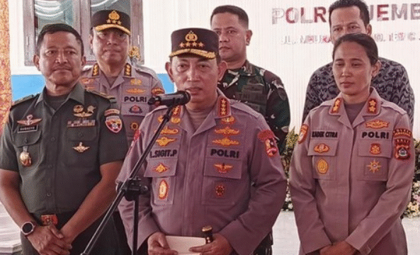Kapolri Jenderal Listyo Sigit Prabowo memberi keterangan pers di Polres Jembrana. Selasa, 17 Juni 2025. (foto: Detik/Putu Adi Budiastrawan)