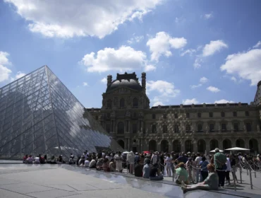 Turis mengantre di luar Museum Louvre yang gagal dibuka tepat waktu pada Senin, 16 Juni 2025, di Paris. (foto: AP/Christophe Ena)