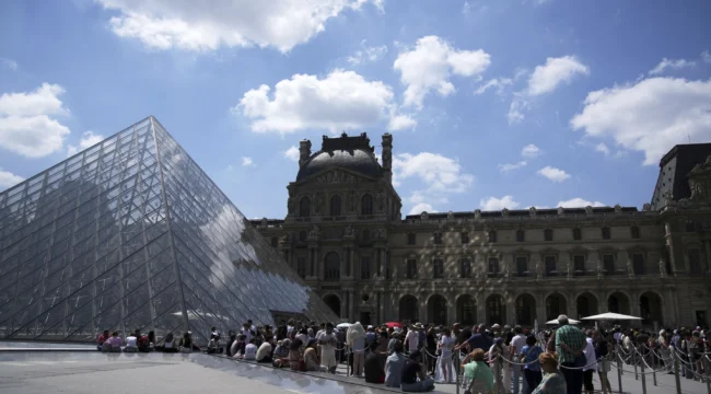 Turis mengantre di luar Museum Louvre yang gagal dibuka tepat waktu pada Senin, 16 Juni 2025, di Paris. (foto: AP/Christophe Ena)