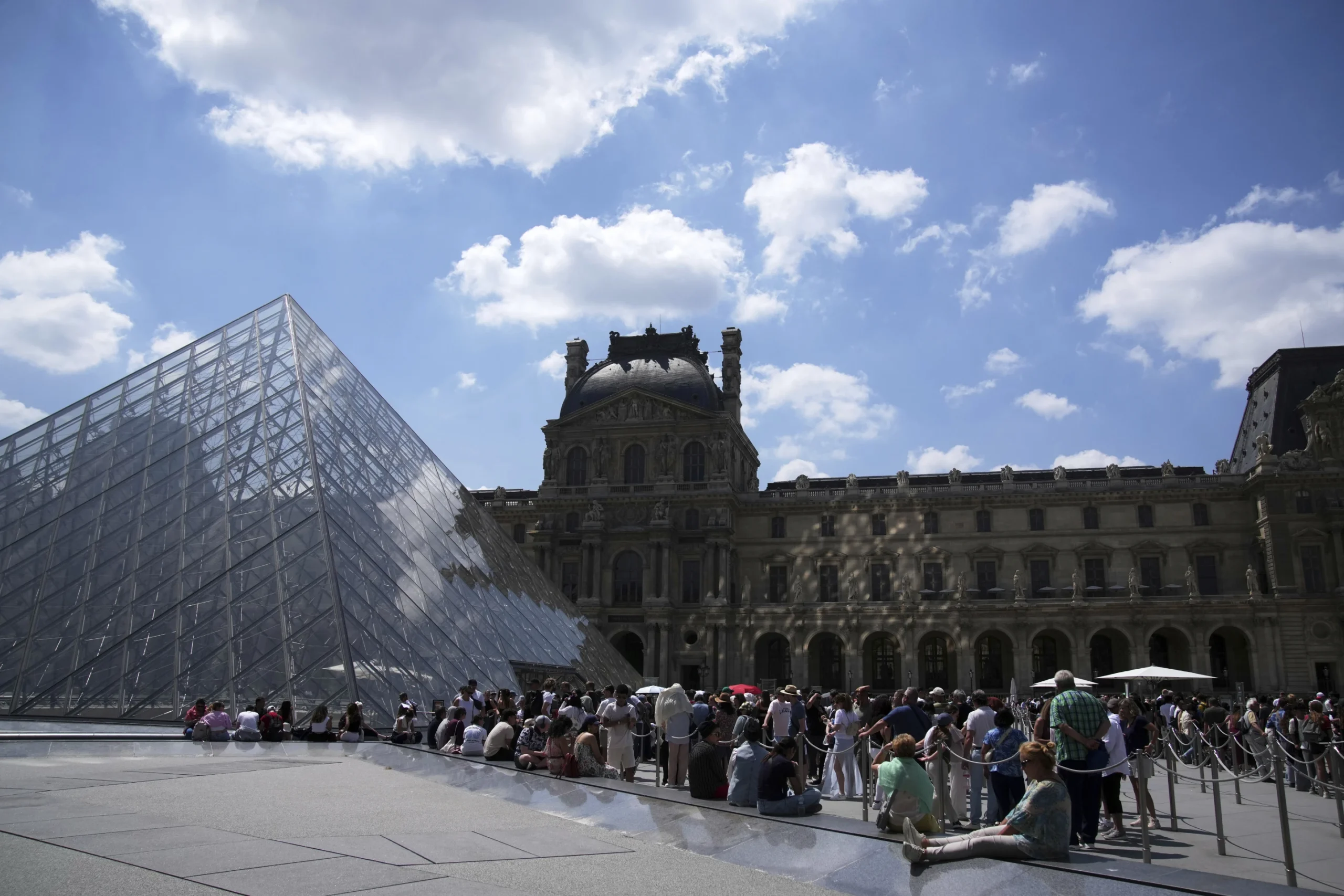 Museum Louvre di Paris tutup mendadak akibat mogok kerja staf, memprotes lonjakan wisatawan dan kondisi kerja buruk.