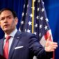 Marco Rubio meminta China untuk mengambil langkah guna mencegah Iran menutup Selat Hormuz. Harga minyak melonjak tajam, dunia waspada.