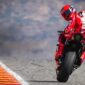 Marc Marquez juara Sprint Aragon 2025 usai duel seru lawan Alex Marquez dan Fermin Aldeguer. Kemenangan ini kukuhkan posisi puncak klasemen.