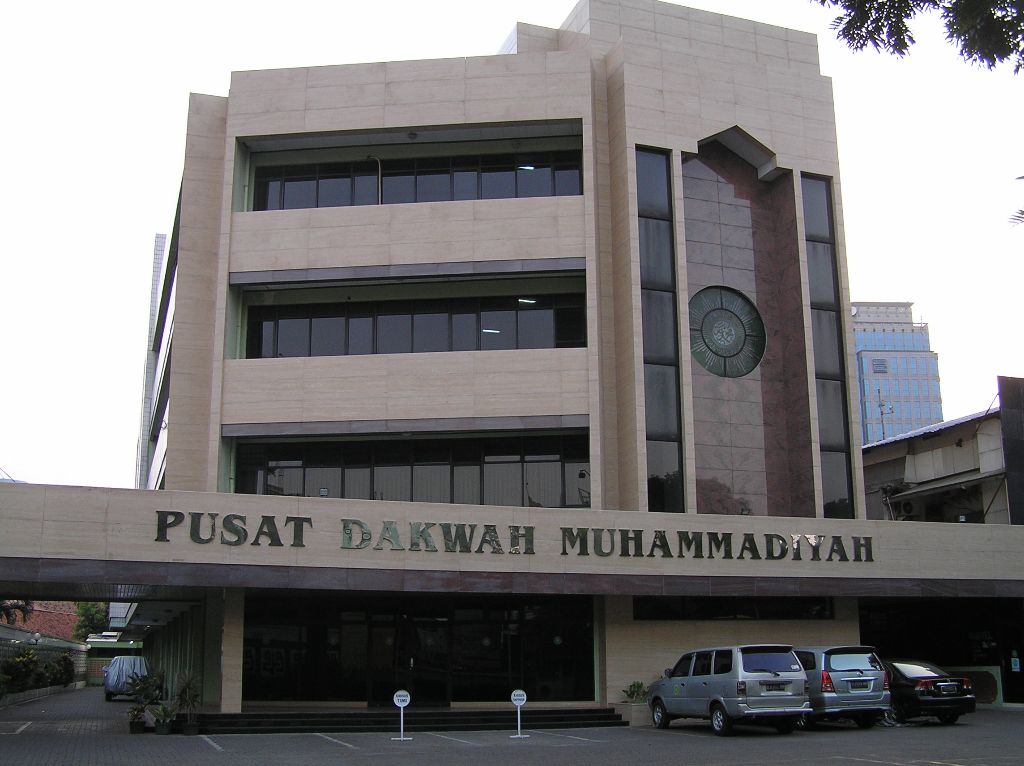 OJK sebut izin bank syariah Muhammadiyah akan terbit dalam sebulan. Awalnya berbentuk BPRS, berpotensi jadi bank umum syariah.