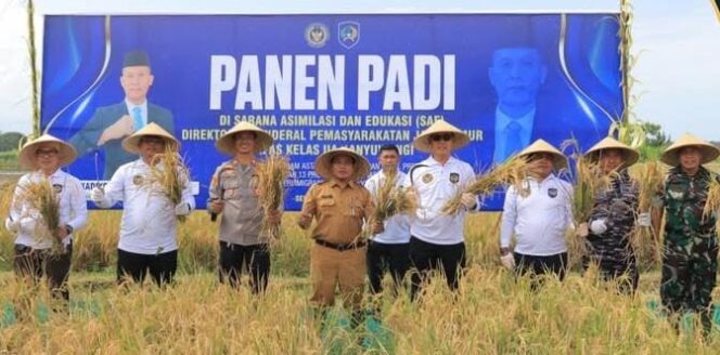 
					Lapas Banyuwangi Panen Raya Padi 2 Hektar Dukung Program Prabowo