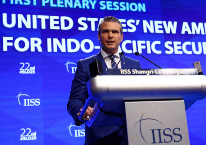 
					Pete Hegseth saat menyampaikan pidatonya pada forum keamanan regional Shangri-La Dialogue di Singapura. Sabtu, 31 Mei 2025.
