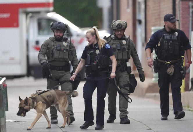 
					Polisi menyisir jalanan di sekitar lokasi peristiwa ledakan di Colorado. Minggu, 1 Juni 2025.