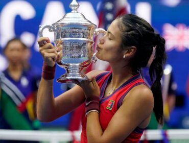 Emma Raducanu saat menjuarai US Open 2021. (foto: AP/Seth Wenig)