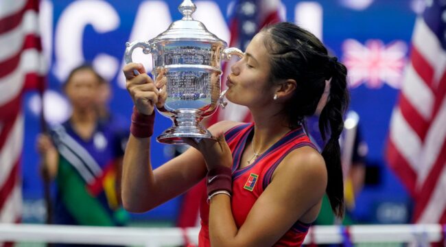 Emma Raducanu saat menjuarai US Open 2021. (foto: AP/Seth Wenig)