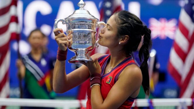 
					Emma Raducanu saat menjuarai US Open 2021. (foto: AP/Seth Wenig)