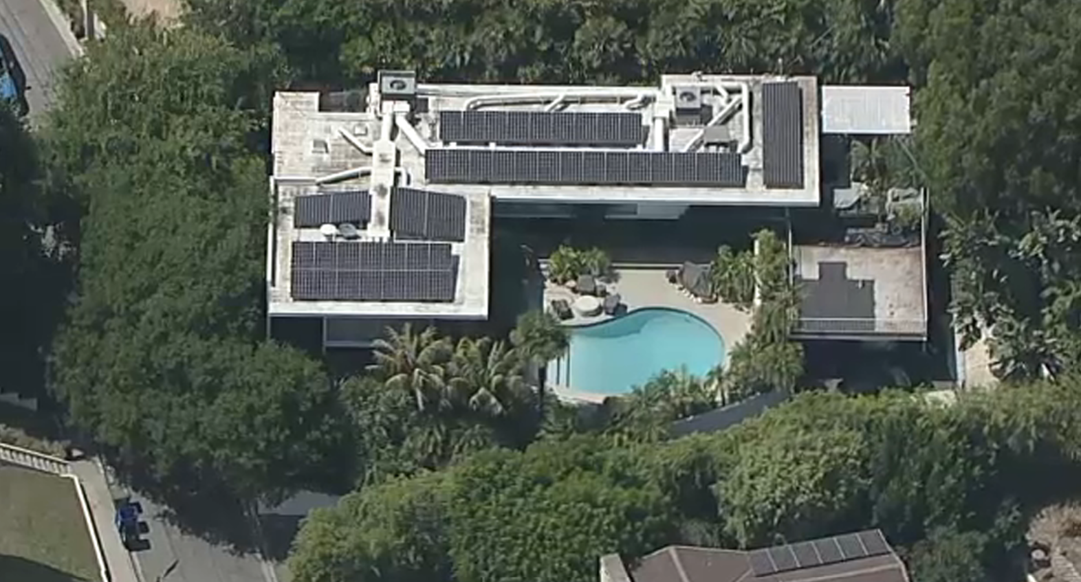 Rumah Brad Pitt di Los Feliz, Los Angeles, kemalingan. Dibobol tiga pencuri saat sang aktor berada di Inggris untuk premier film F1.