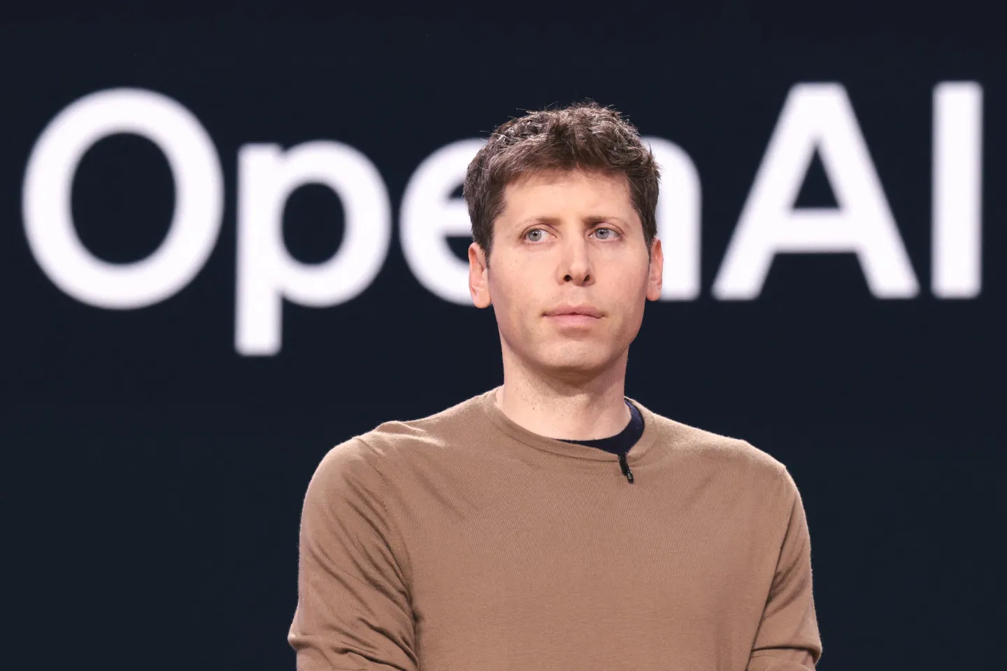 Sam Altman ungkap Meta tawarkan bonus Rp1,6 triliun demi bajak staf OpenAI. Perang talenta AI makin panas!