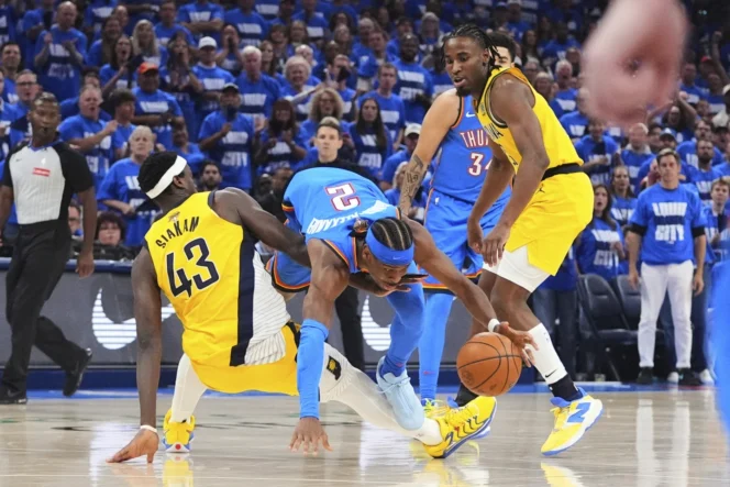 
					Forward Indiana Pacers (43) dan guard Oklahoma City Thunder (2) pada game 2 Final NBA 2025. Senin pagi WIB, 9 Juni 2025. (foto: AP/Julio Cortez)