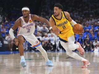 Tyrese Haliburton mencoba melewati Shai Gilgeous-Alexander pada game 5 Final NBA. Selasa, 17 Juni 2025. (foto: AP/Kyle Phillips)