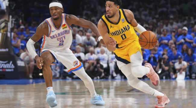Tyrese Haliburton mencoba melewati Shai Gilgeous-Alexander pada game 5 Final NBA. Selasa, 17 Juni 2025. (foto: AP/Kyle Phillips)