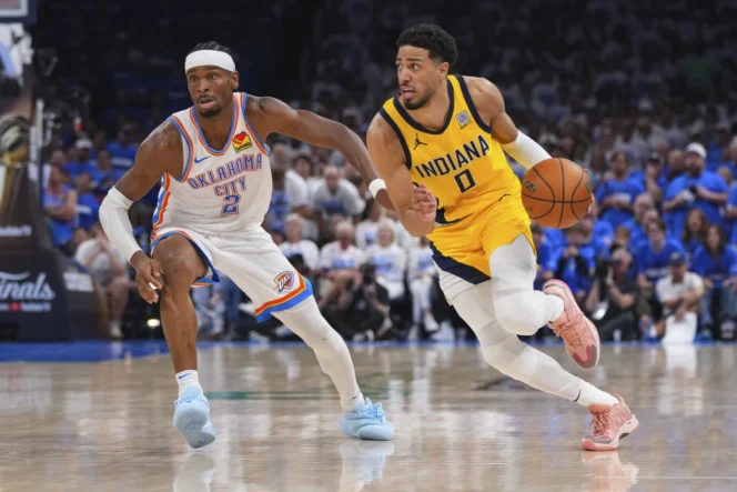 
					Tyrese Haliburton mencoba melewati Shai Gilgeous-Alexander pada game 5 Final NBA. Selasa, 17 Juni 2025. (foto: AP/Kyle Phillips)