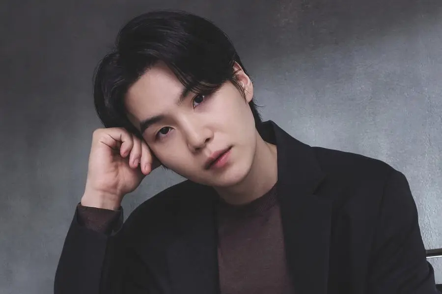 Suga BTS resmi selesai wamil. Kini ketujuh anggota BTS telah tuntas wamil dan siap reuni sebagai grup penuh pada tahun 2025.