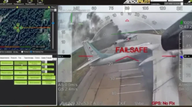 
					Tangkapan layar dari rekaman video yang dirilis oleh Ukraina yang diduga menunjukkan serangan drone terhadap pesawat tempur Rusia.