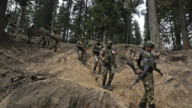 
					Tentara India melakukan operasi pencarian pelaku serangan Kasmir. (foto: AFP/Tauseef Mustafa)