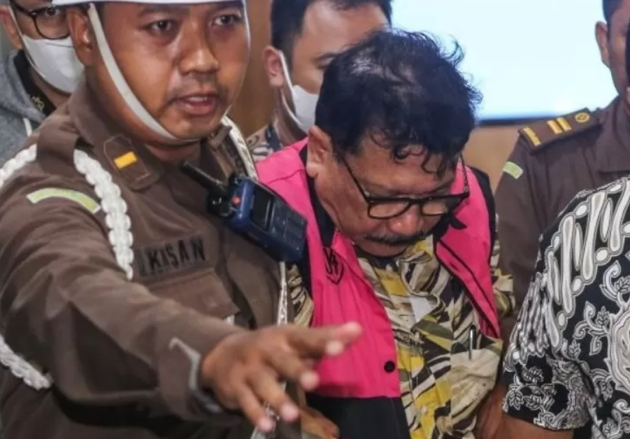 Pengadilan jatuhkan vonis 16 tahun penjara atas mantan pejabat MA, Zarof Ricar, dalam kasus suap dan gratifikasi perkara Ronald Tannur.