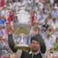 Carlos Alcaraz meraih gelar juara Queen’s Club 2025 usai menang atas Jiri Lehecka. Ini gelar kelimanya tahun ini dan ke-21 sepanjang karier.