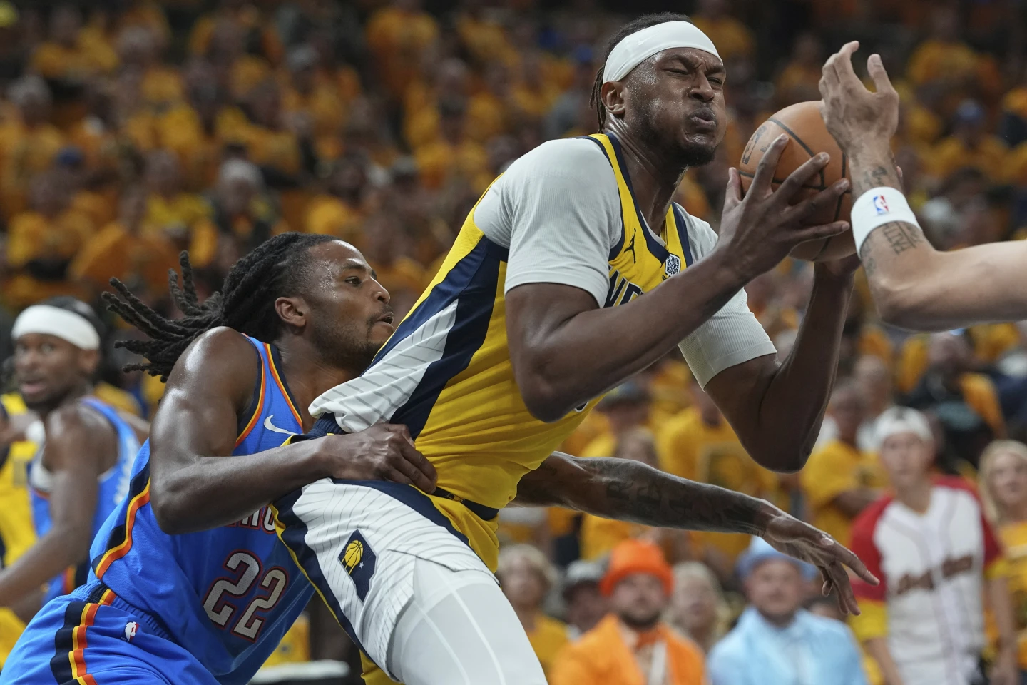 Oklahoma City Thunder bangkit kalahkan Pacers 111-104 di game 4 Final NBA. Gilgeous-Alexander cetak 35 poin. Kini kedudukan imbang 2-2.