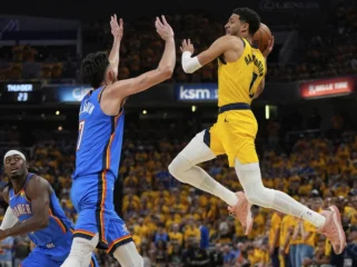 Guard Indiana Pacers, Tyrese Haliburton mencoba mengumpan bola melewati forward Oklahoma City Thunder, Chet Holmgren pada game 6 Final NBA di Indianapolis. Jumat, 20 Juni 2025. (foto: AP/Abbie Parr)