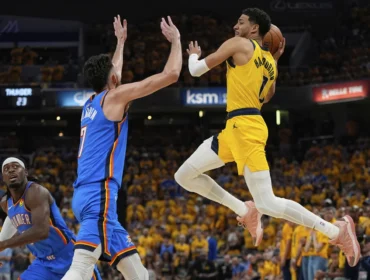 Guard Indiana Pacers, Tyrese Haliburton mencoba mengumpan bola melewati forward Oklahoma City Thunder, Chet Holmgren pada game 6 Final NBA di Indianapolis. Jumat, 20 Juni 2025. (foto: AP/Abbie Parr)