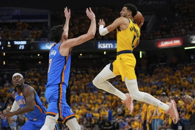 
					Guard Indiana Pacers, Tyrese Haliburton mencoba mengumpan bola melewati forward Oklahoma City Thunder, Chet Holmgren pada game 6 Final NBA di Indianapolis. Jumat, 20 Juni 2025. (foto: AP/Abbie Parr)