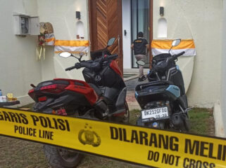 TKP kasus penembakan terhadap dua WNA Australia di sebuah vila di Desa Munggu, Kecamtan Mengwi, Kabupaten Badung, Bali, pada Sabtu (14/6/2025). (foto: KOMPAS/Yohanes Valdi Seriang Ginta)