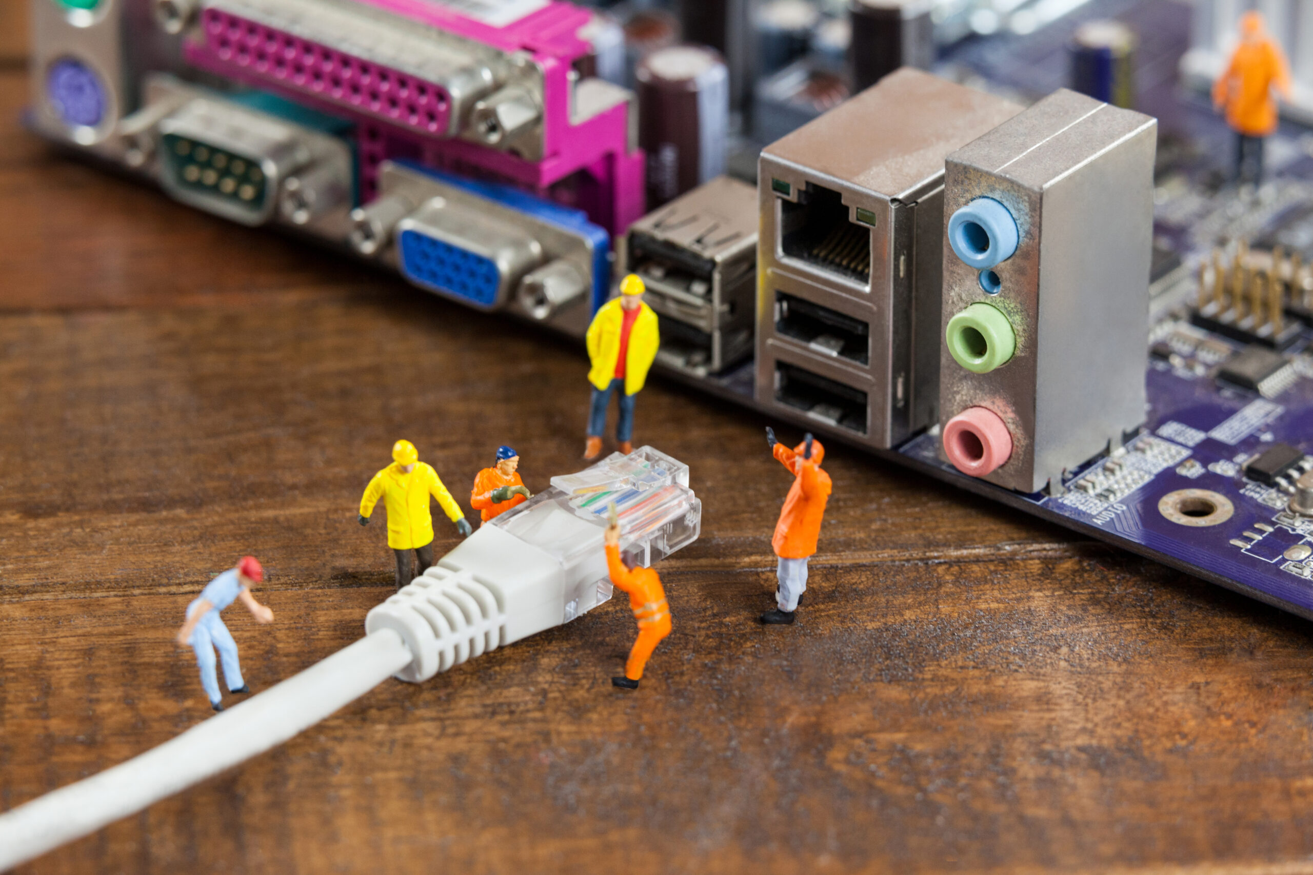 Kejagung kerja sama dengan 4 operator telekomunikasi untuk penyadapan, picu kekhawatiran soal privasi dan potensi pengawasan massal.