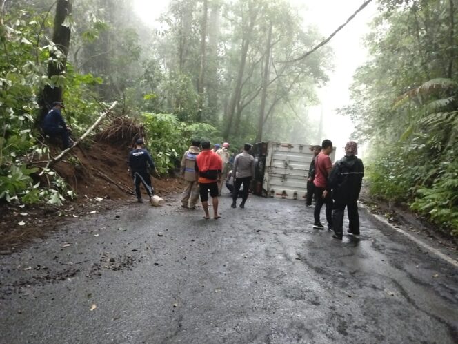 
					Niat Hati Hindari Kemacetan di Ketapang, Truk Pengangkut Roti Terguling di Jalur Ijen
