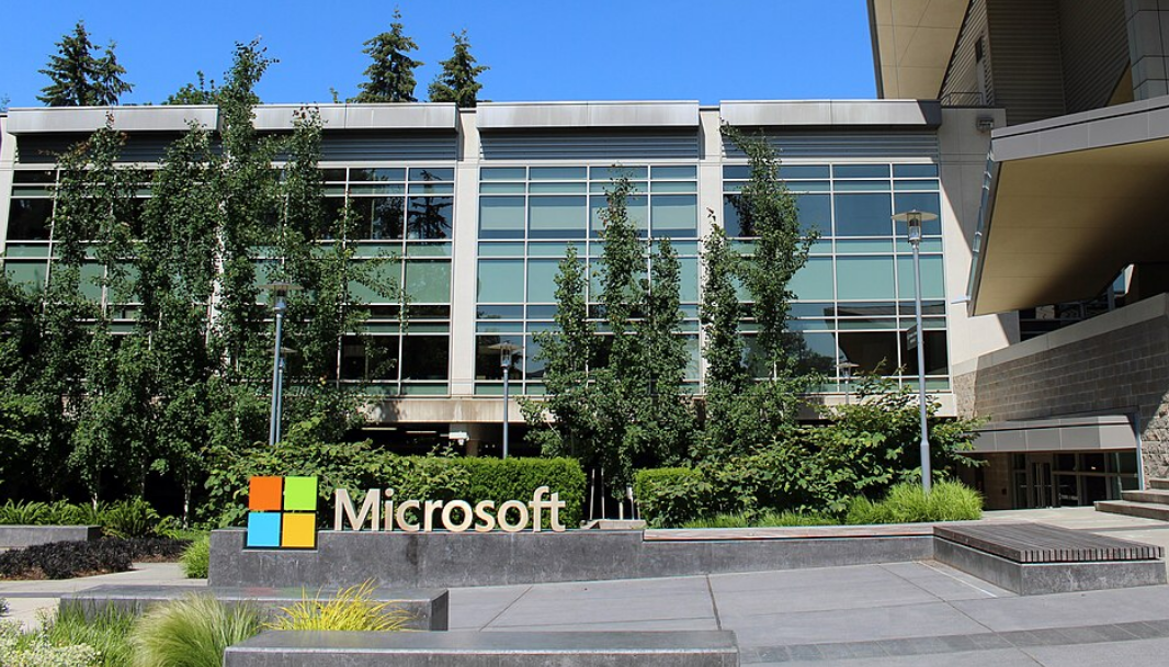 Microsoft akan PHK 9.000 karyawan global demi efisiensi dan fokus pada pengembangan kecerdasan buatan serta investasi besar di pusat data AI.