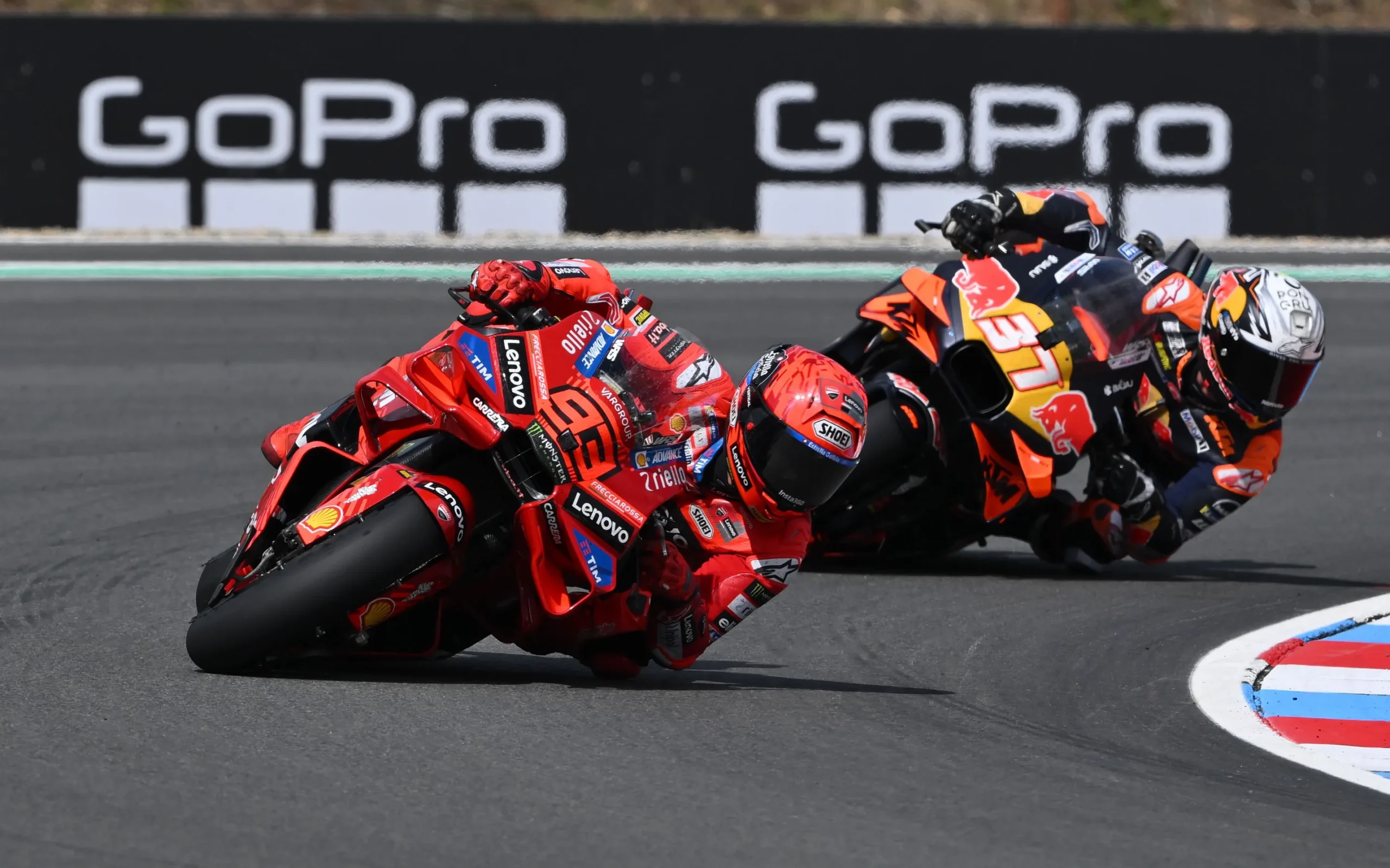 Sprint MotoGP Brno 2025 dimenangi Marc Marquez. KTM tampil impresif dengan dua rider naik podium. Pecco alami masalah tekanan ban.