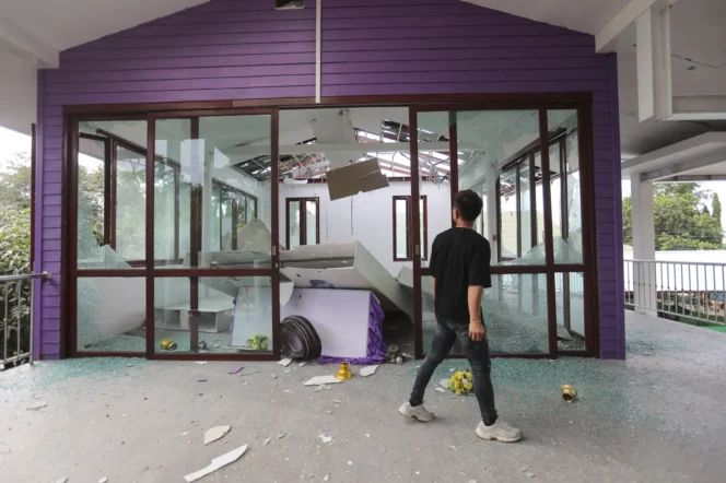 
					Rumah Sakit Phanom Dong Rak yang rusak terkena bom pasukan Kamboja di Provinsi Surin, Thailand. Kamis, 24 Juli 2025. (foto: AP/Sunny Chittawil)
