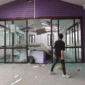 Konflik senjata Thailand dan Kamboja tewaskan 14 orang, dan ribuan lainnya mengungsi. Serangan udara Thailand menghantam situs warisan dunia